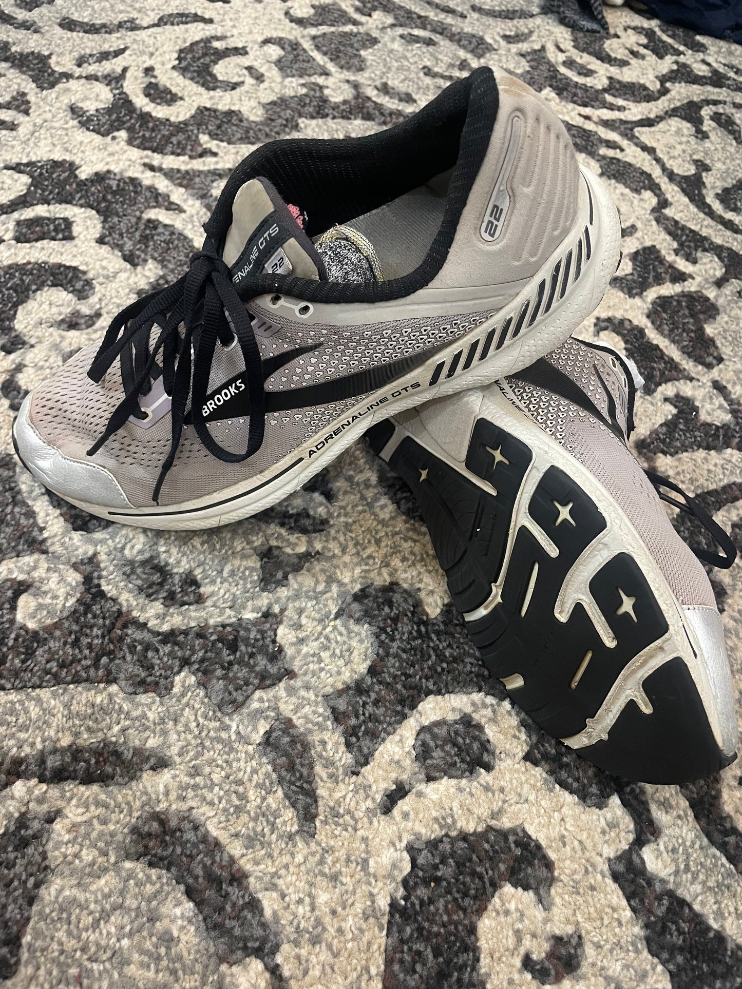 Brooks Adrenaline GTS 22 Grey Black | Preloved Running Shoes